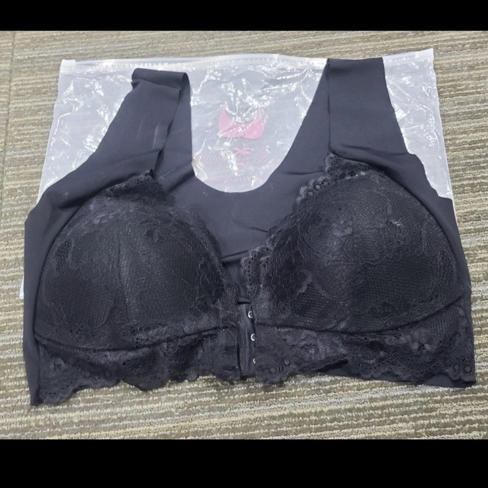 NWT  Black Lace Bra With Front Hook & Eye Closure By Fashion Bar